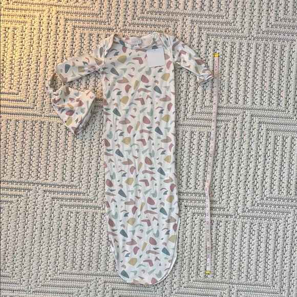 Patterned Baby Gown and Hat 2 Piece Set - Picture 4 of 4